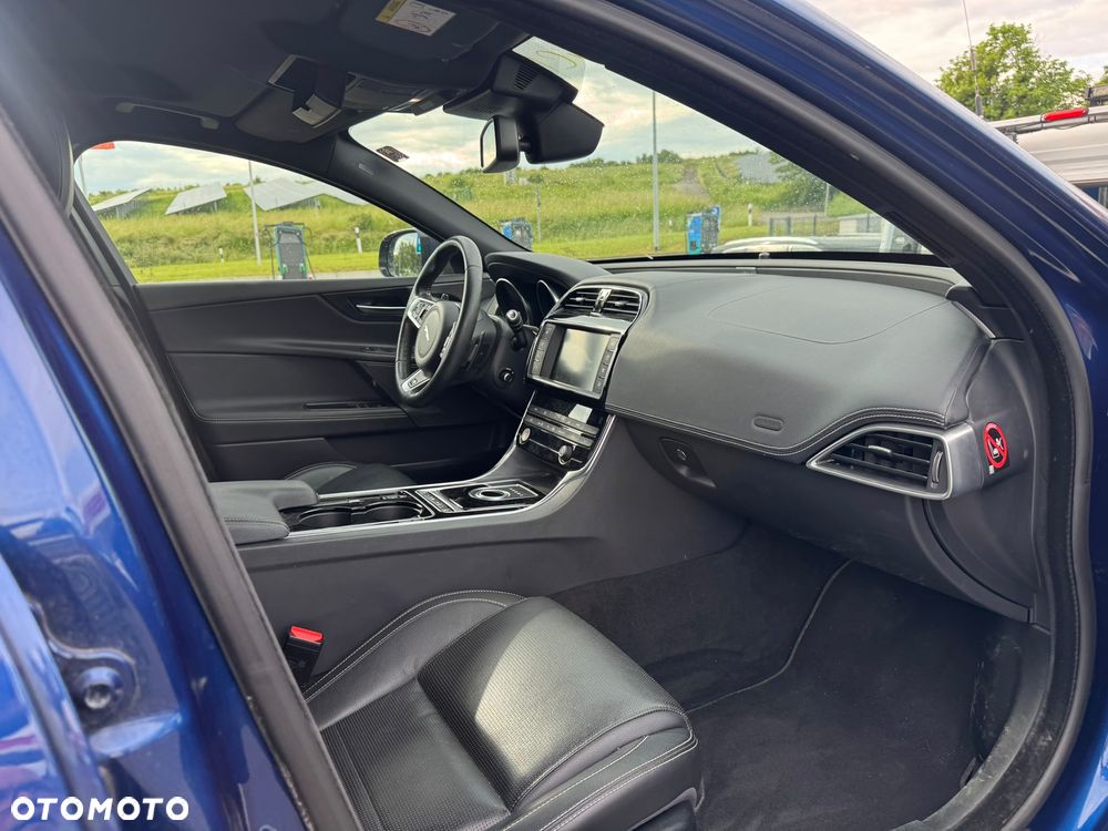 Jaguar XE 20d R-Sport - 25