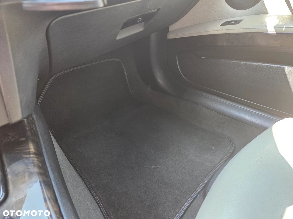 BMW Seria 3 330i - 15