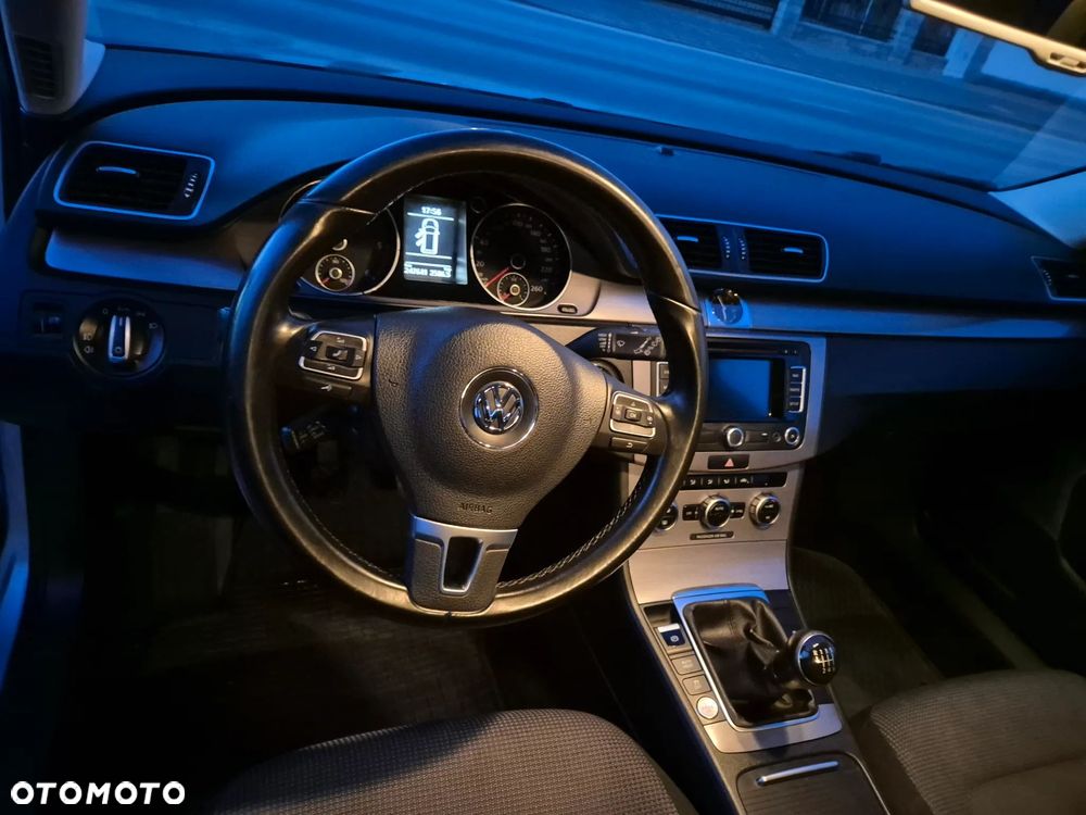Volkswagen Passat - 14