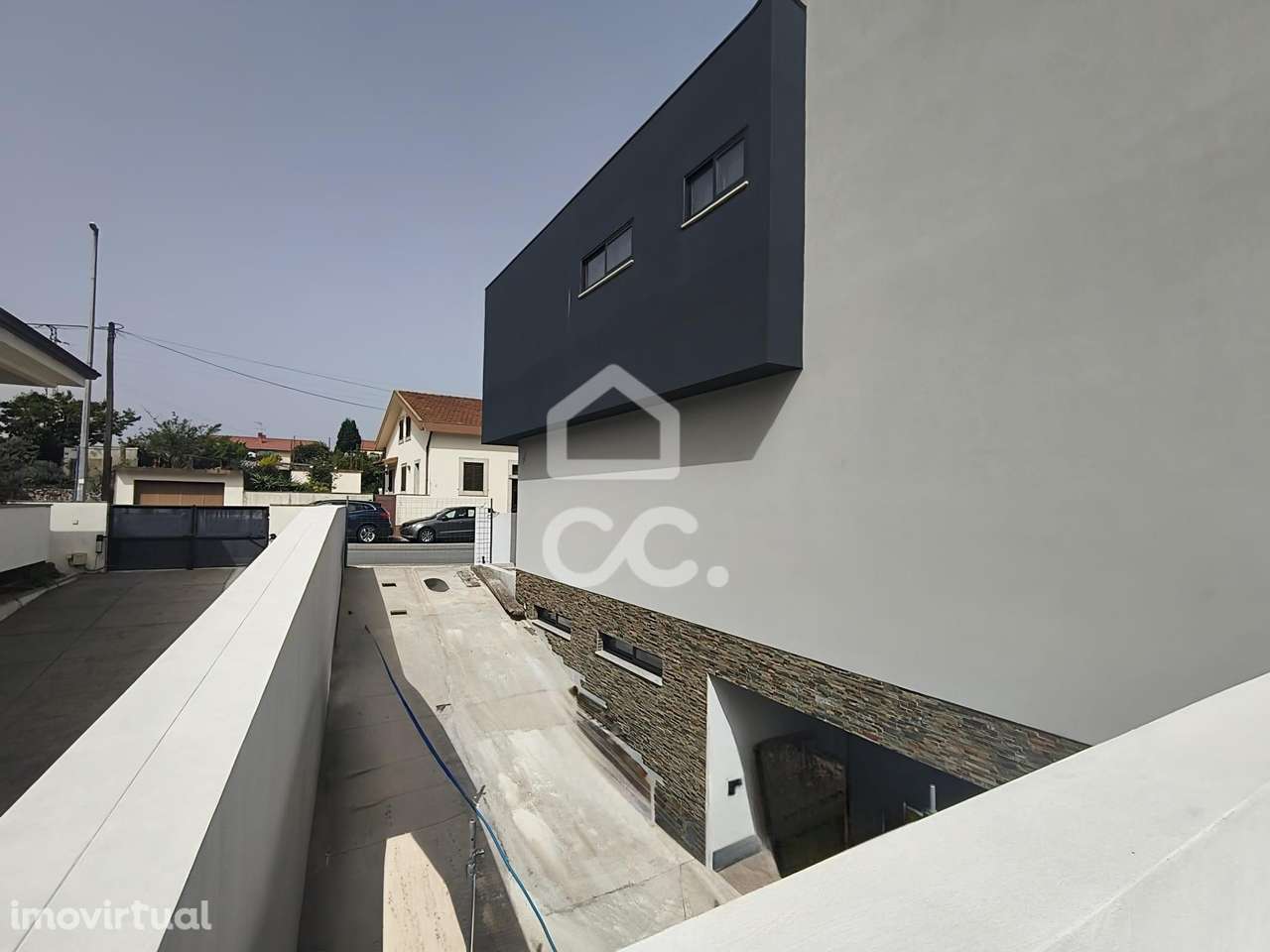 Moradia T3 Nova com 3 Suites, Jardim e Terraço – Design Contemporâneo - Grande imagem: 3/28