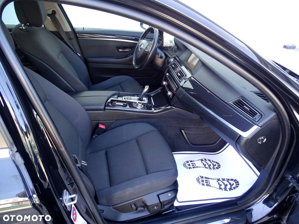 BMW Seria 5 528i xDrive Sport-Aut - 12
