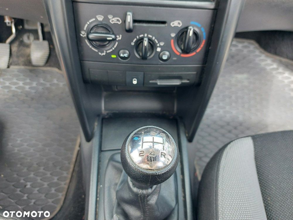 Peugeot 207 - 23