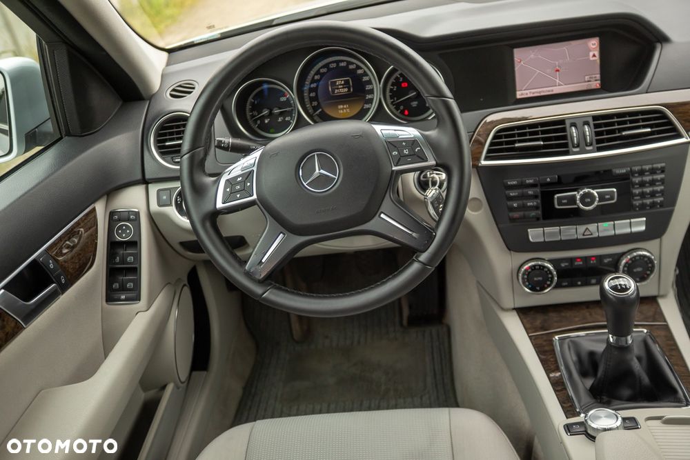 Mercedes-Benz Klasa C 200 CGI BlueEff Elegance - 36