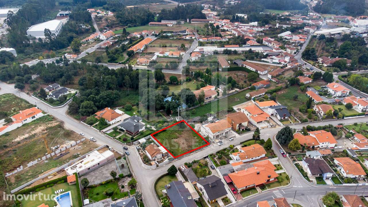 Terreno urbano com 1.296 m2 em Paços de Brandão - Grande imagem: 4/10