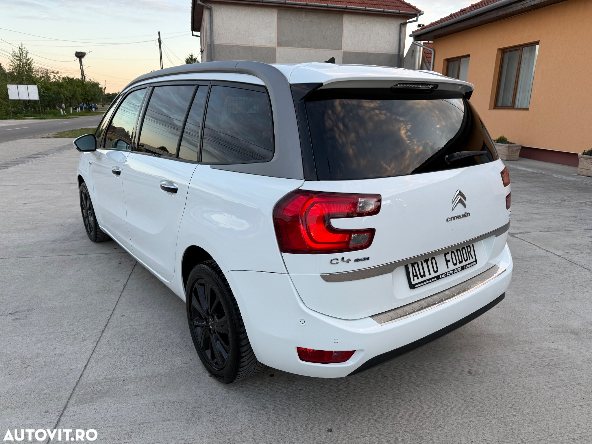 Citroën C4 Grand Picasso e-HDi 115 ETG6 Exclusive - 4