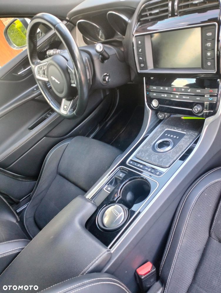 Jaguar XE 2.0 D R-Sport - 15