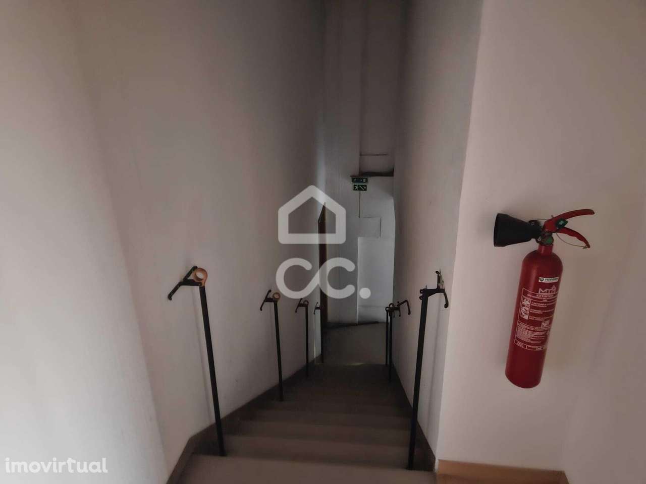 Armazém situado no parque industrial - Grande imagem: 3/12