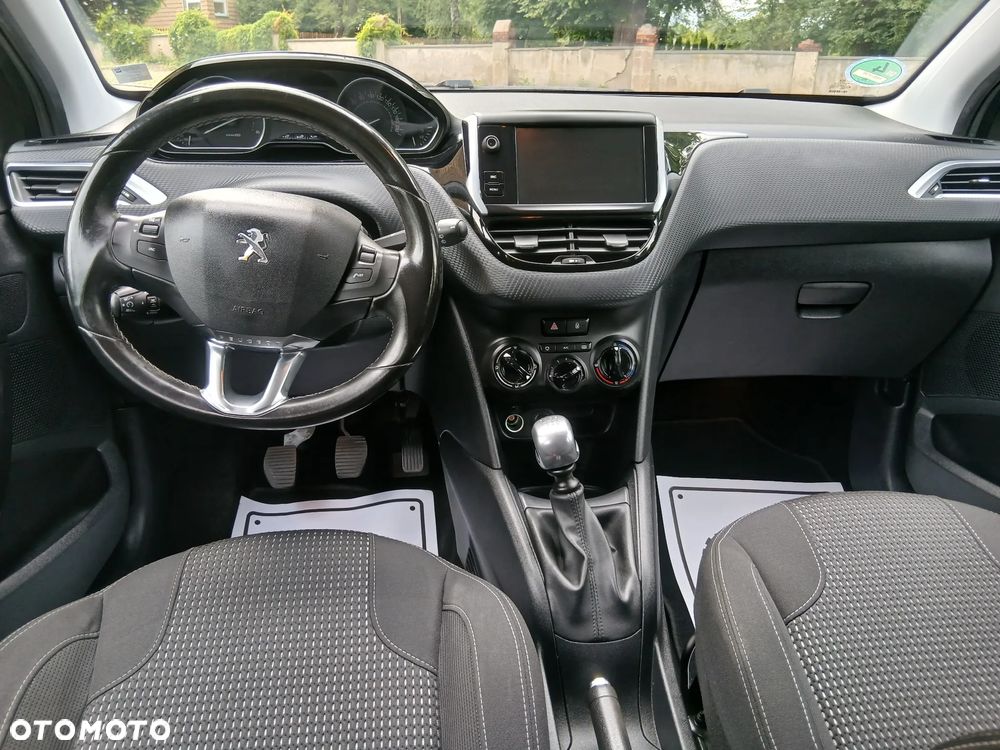 Peugeot 208 - 8