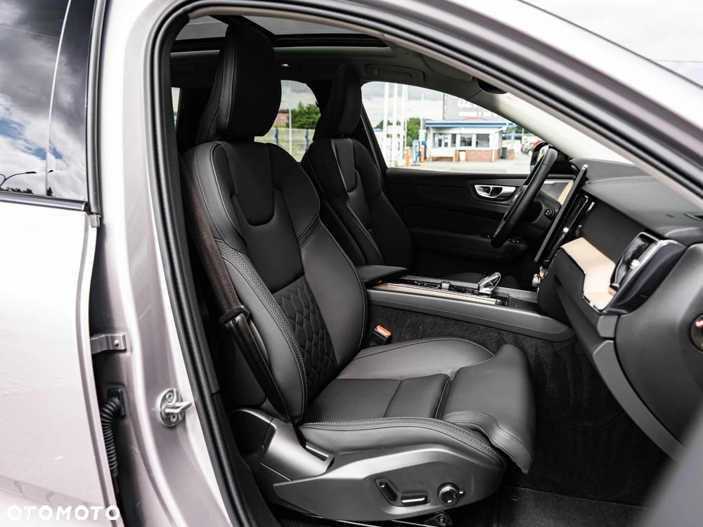 Volvo XC 60 B5 B AWD Plus Dark - 25