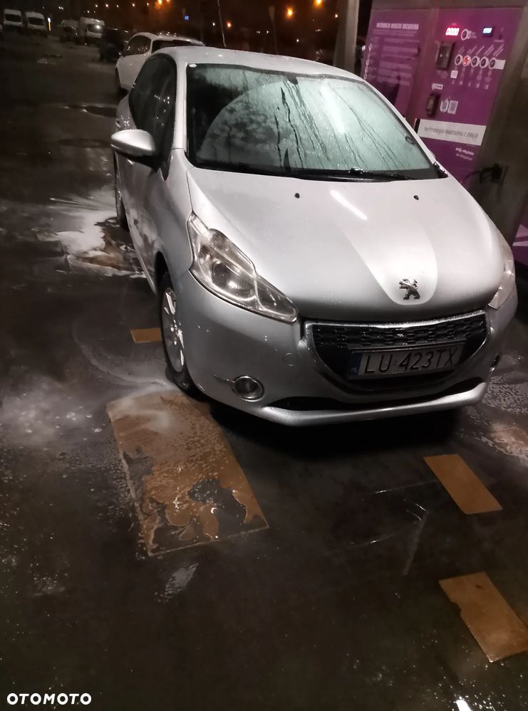 Peugeot 208 - 1