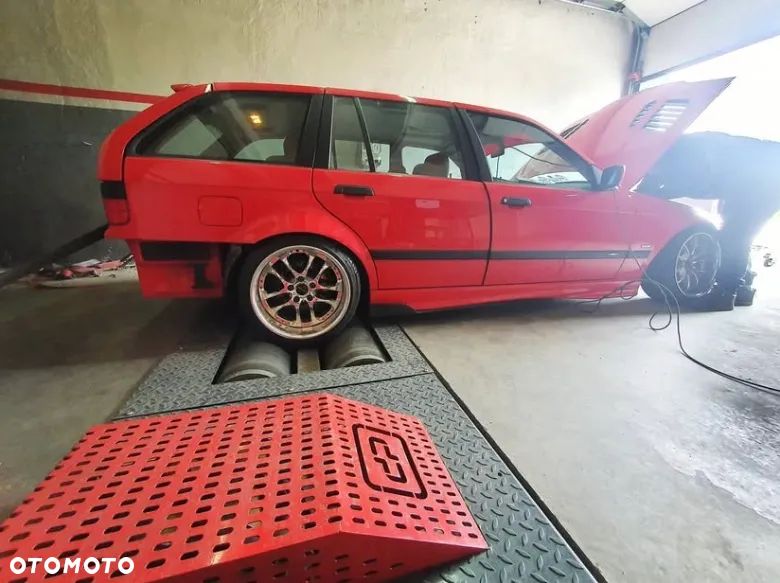 BMW Seria 3 330i Touring - 9