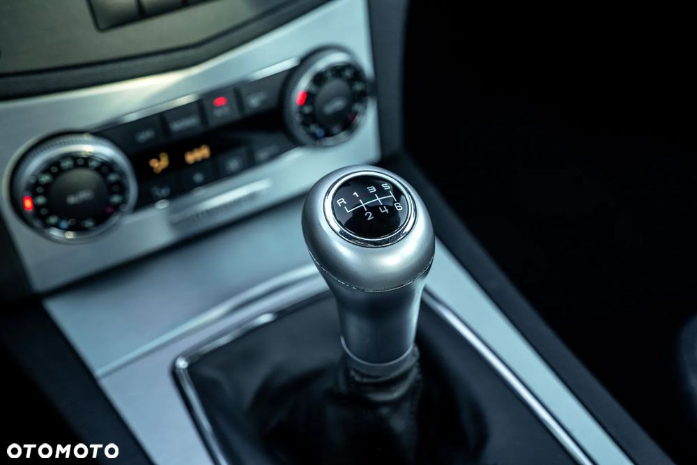 Mercedes-Benz Klasa C 180 CGI BlueEFFICIENCY Avantgarde - 32