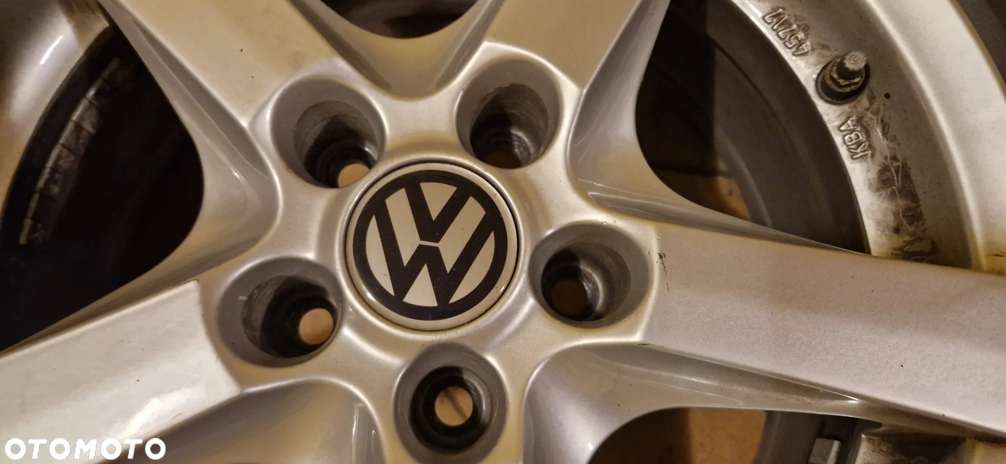 Sprzedam komplet kół z felgami aluminiowymi do VW Passata. Opony Michelin 215/55/R16 - 14