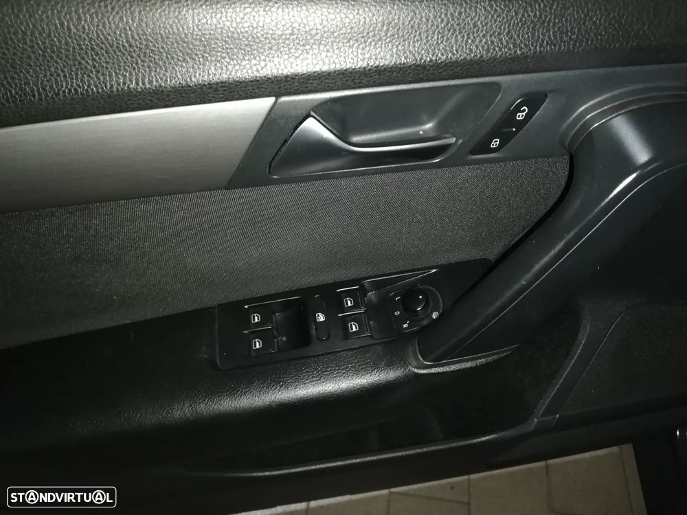 VW Passat Variant 1.6 TDI DPF BlueMotion Highline - 16