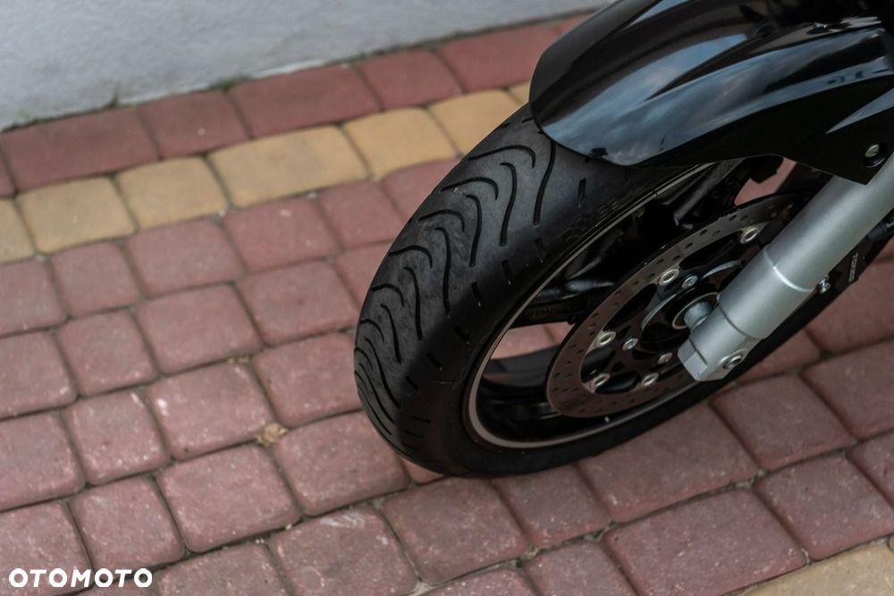Suzuki GSR - 8