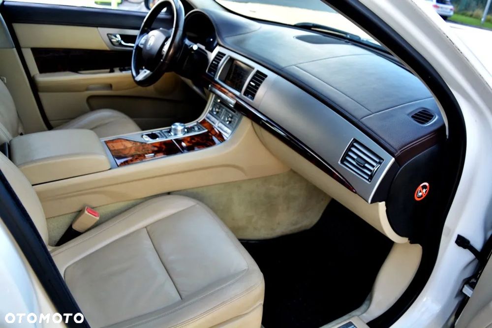 Jaguar XF 4.2 V8 Premium Luxury - 24