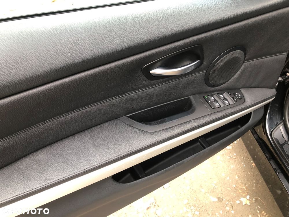 BMW Seria 3 325xi Touring - 12