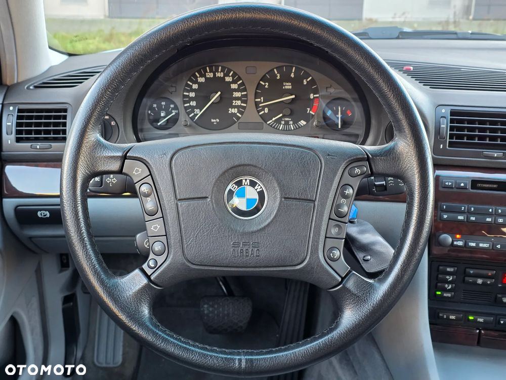 BMW Seria 7 - 32
