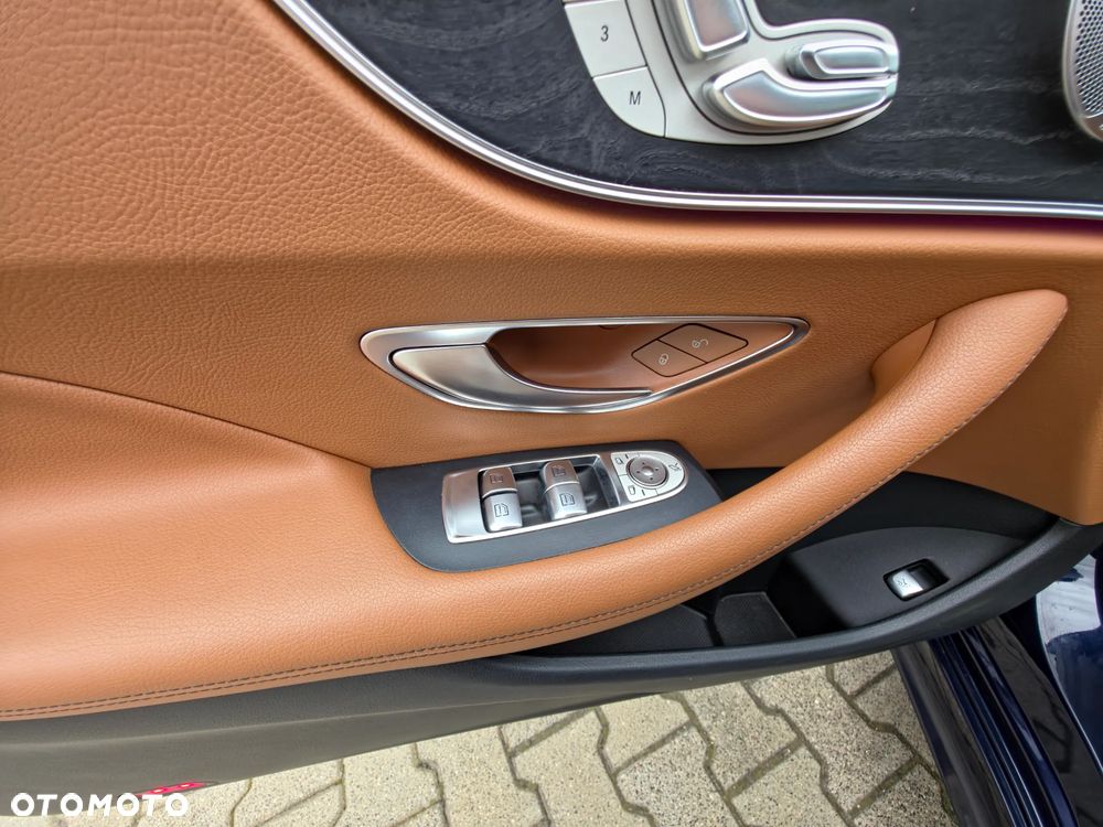 Mercedes-Benz Klasa E 220 d 4-Matic 9G-TRONIC - 34