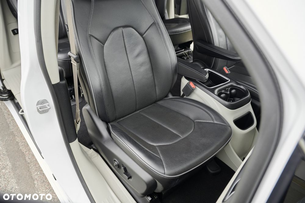 Chrysler Pacifica - 25