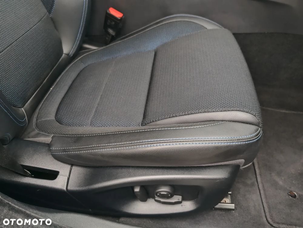 Jaguar XE 2.0 D R-Sport - 27