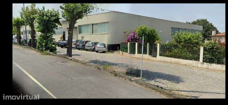 Armazém de 3 frentes com cerca 800m² e com muita Luz natural. - Grande imagem: 2/9