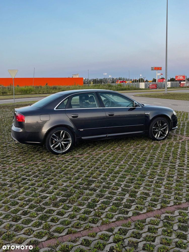 Audi A4 Limousine - 16