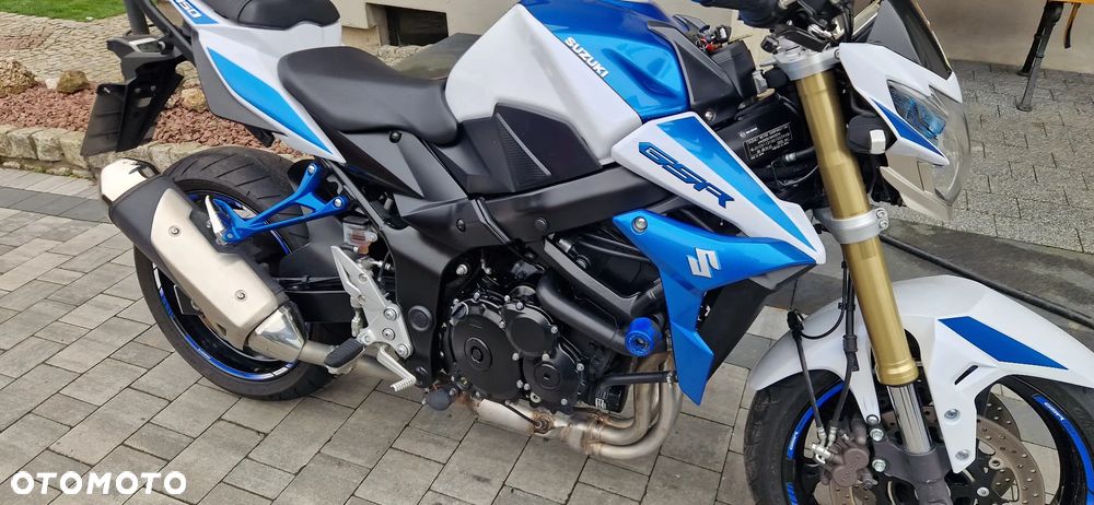 Suzuki GSR - 13