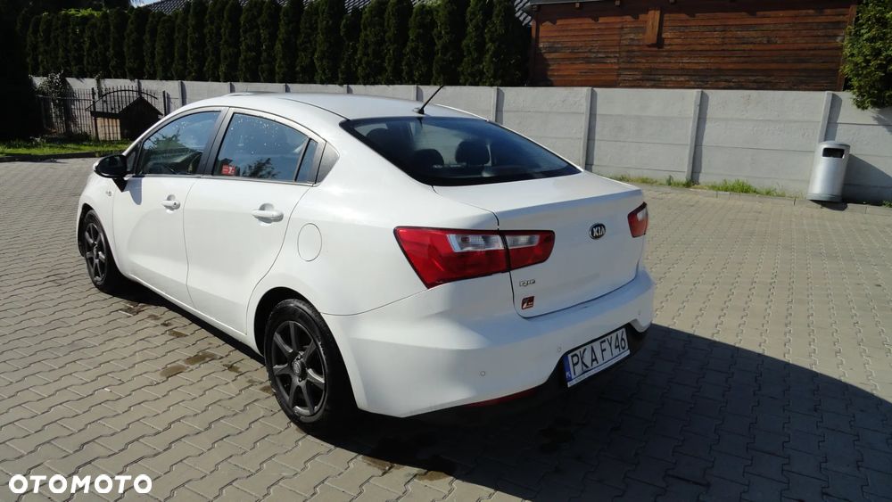 Kia Rio 1.2 L - 5