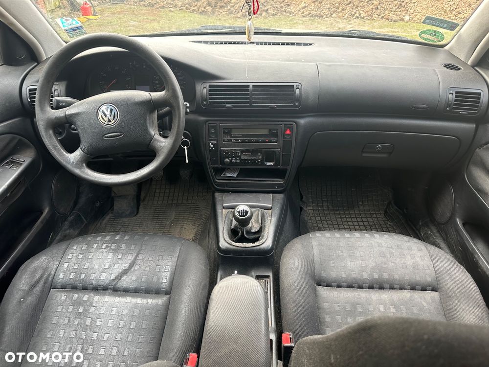 Volkswagen Passat 1.6 - 12