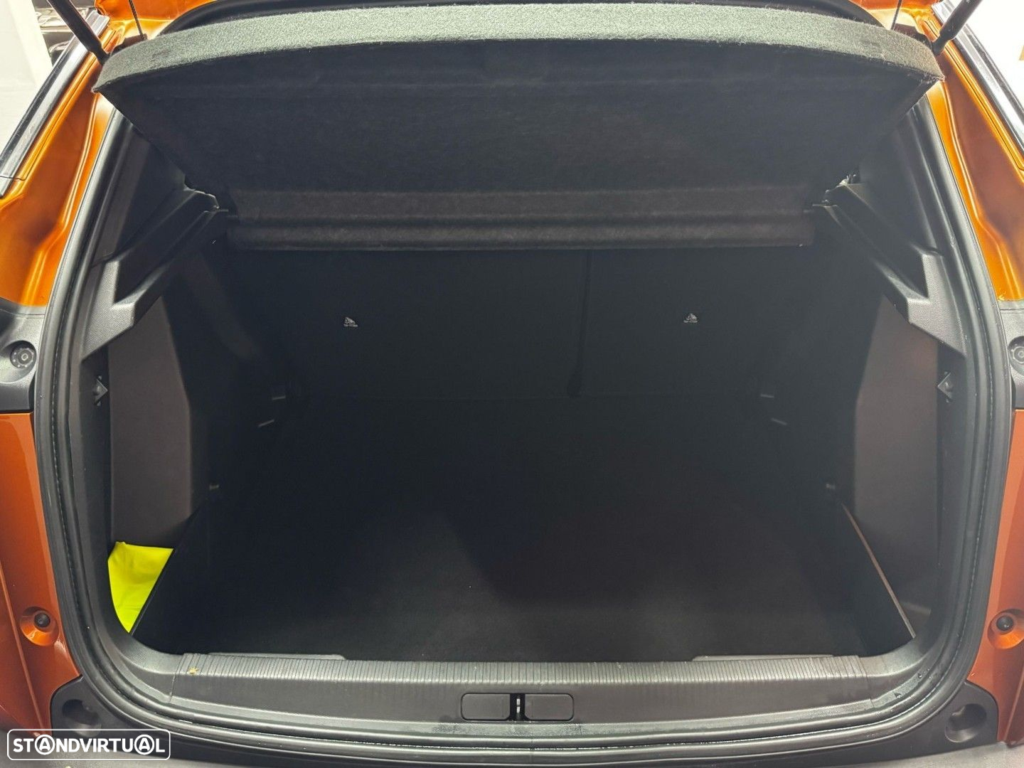 Peugeot 2008 1.2 PureTech Allure - 12