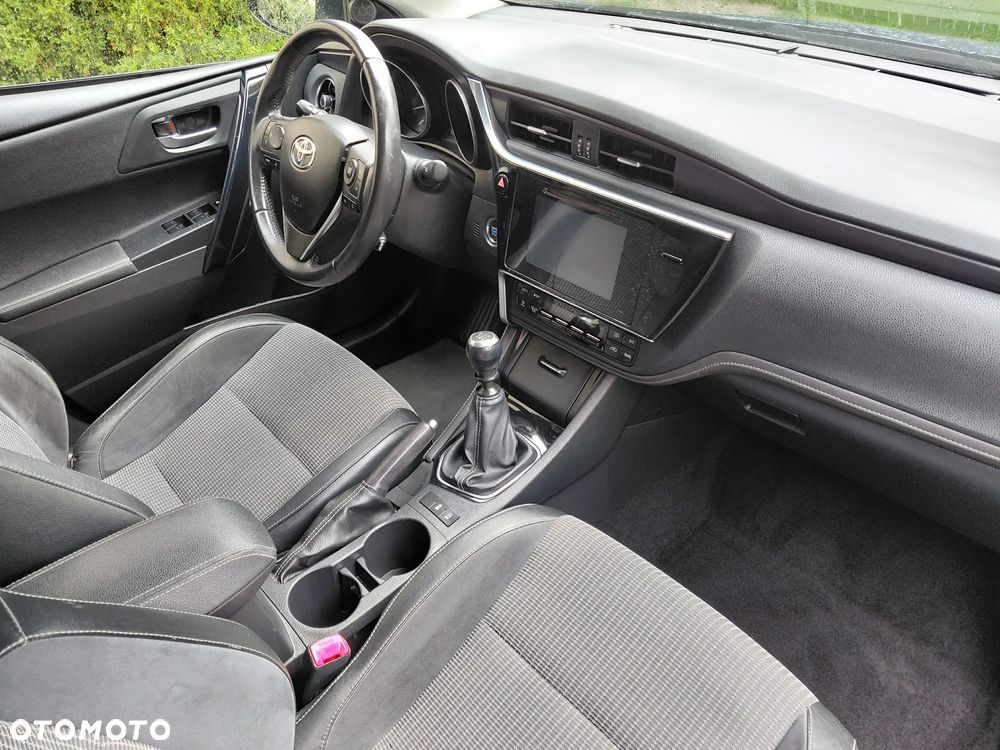 Toyota Auris 1.6 D-4D Executive - 16