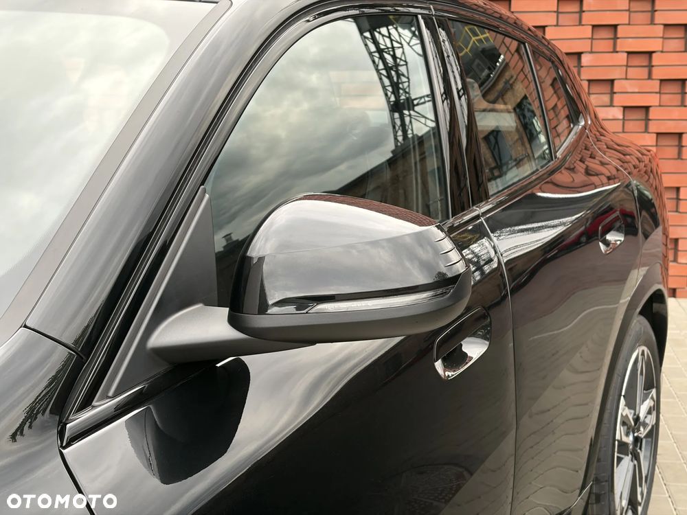 BMW iX2 eDrive20 66.5kWh M Sport - 9