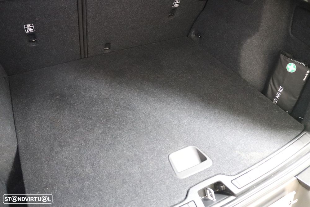 Volvo XC 40 1.5 T3 Momentum Tech Edition - 34