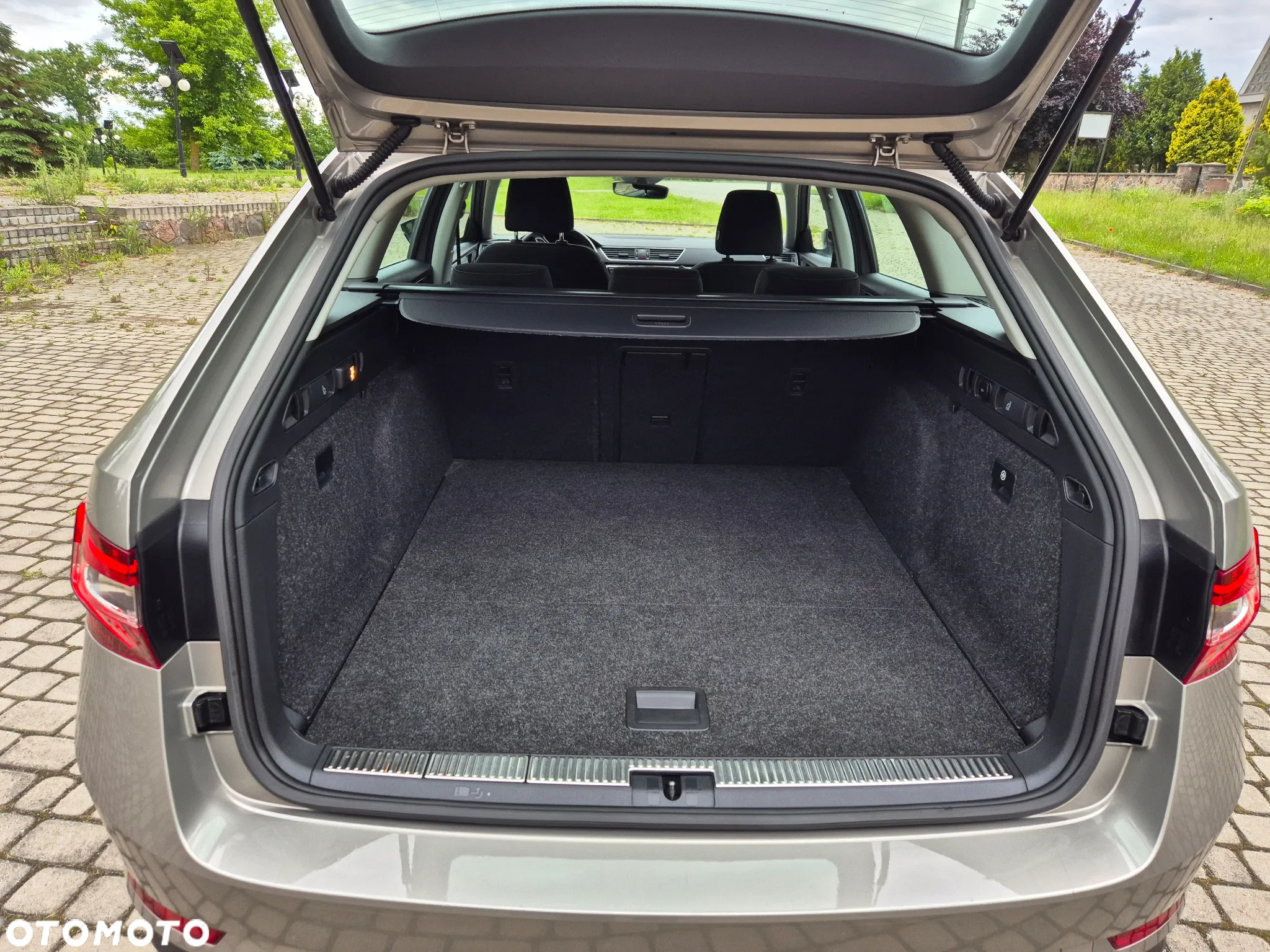 Skoda Superb 2.0 TDI Premium Edition - 15