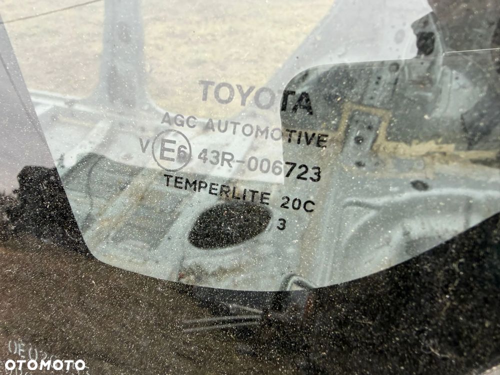 TOYOTA AURIS E18 1.8 HYBRYDA HB SZYBA BOCZNA BLOTNIK LEWA - 2