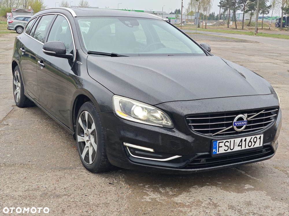 Volvo V60 D6 AWD Plug-in Hybrid R-Design Summum - 1