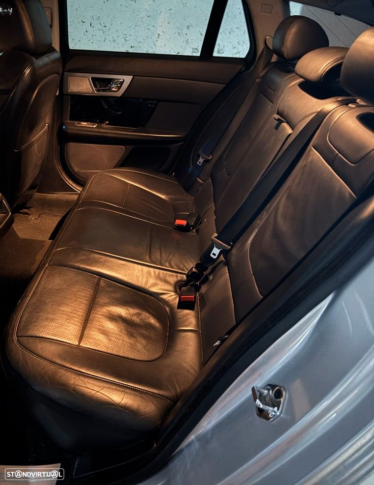 Jaguar XF Sportbrake 2.2 D Premium Luxury - 4