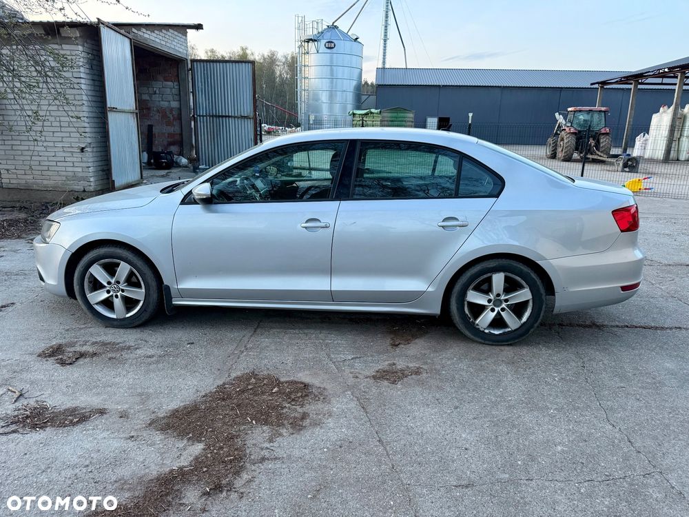 Volkswagen Jetta - 2