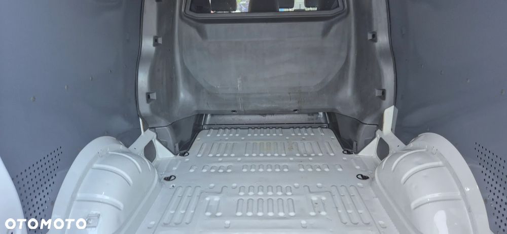Volkswagen T6.1 long 6 osobowy - 15
