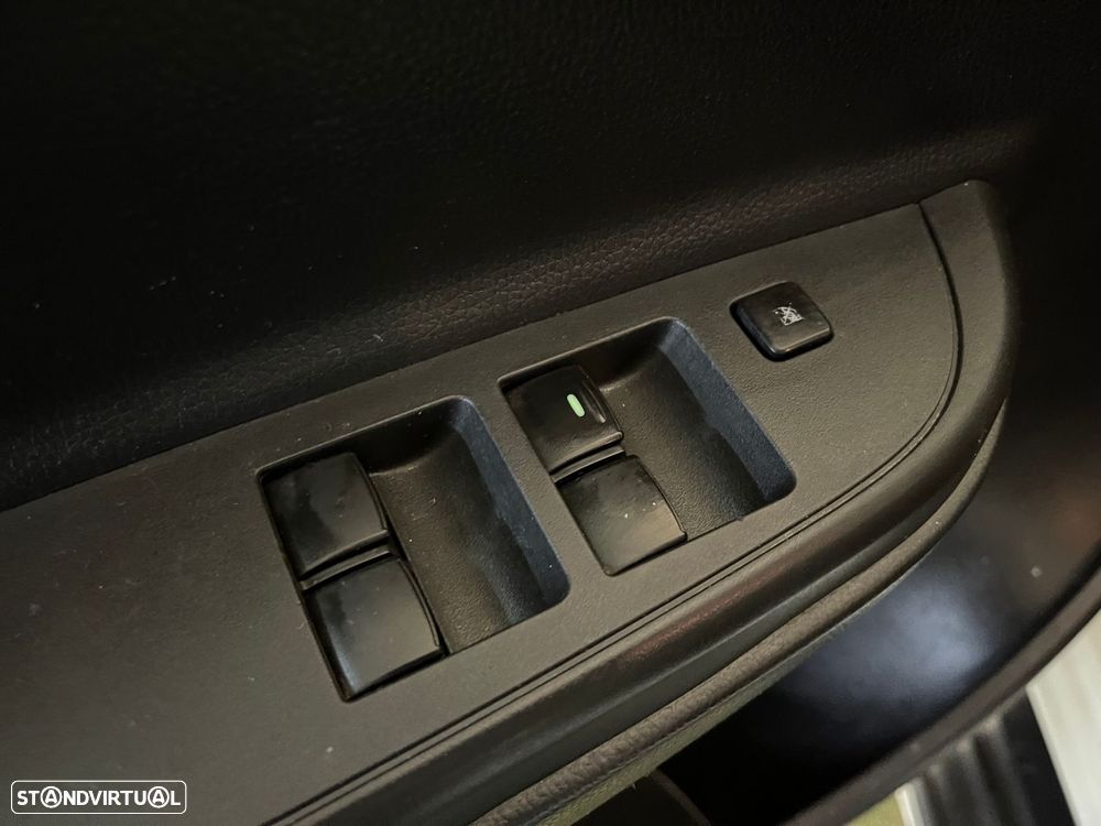 Mitsubishi L200 2.3 DI-D CD Invite 4WD - 27