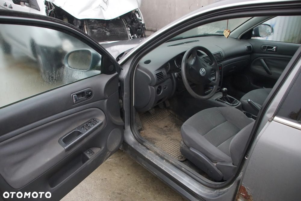 Auto na części - Volkswagen Passat B5 Lift 1.9 TDI 130 KM AWX GGB LA7T 2005R Silnik Skrzynia Drzwi Maska Klapa Zderzak Błotnik Szyba Lusterko Deska Kokpit Sterownik Moduł Czujnik Licznik Kierownica Panel - 8