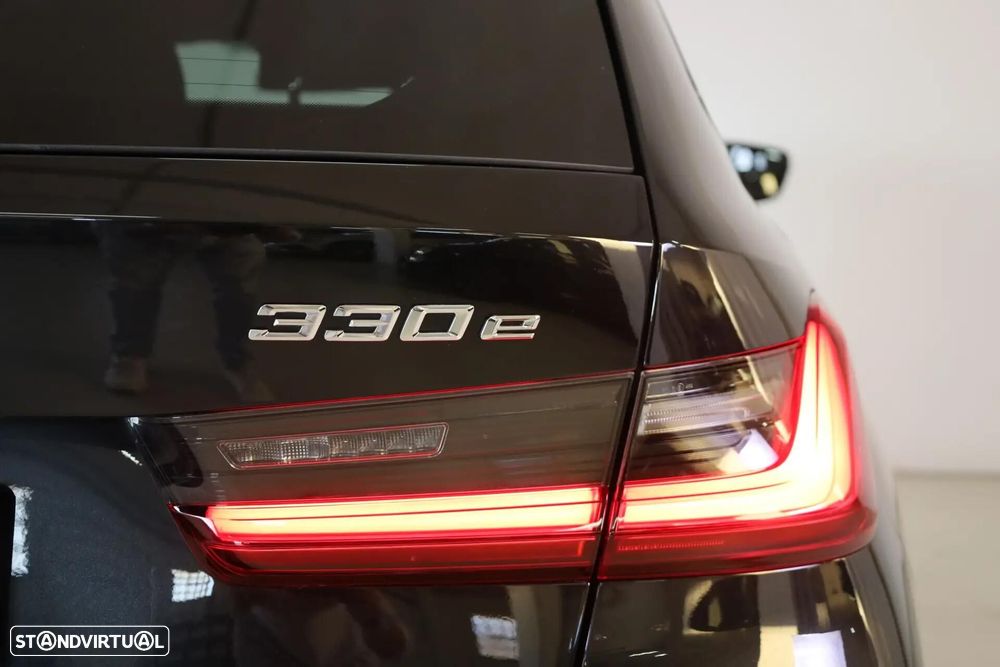 BMW 330 e Pack Desportivo M Auto - 22
