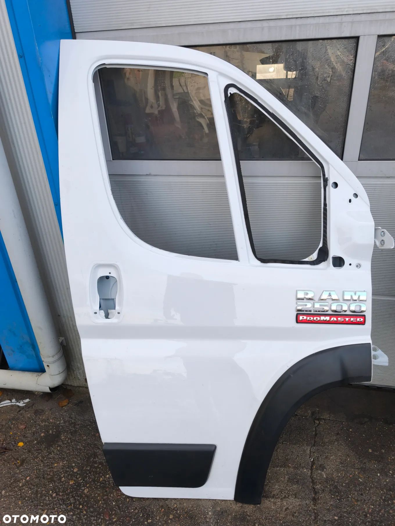 Drzwi prawe Ram promaster  białe - 1
