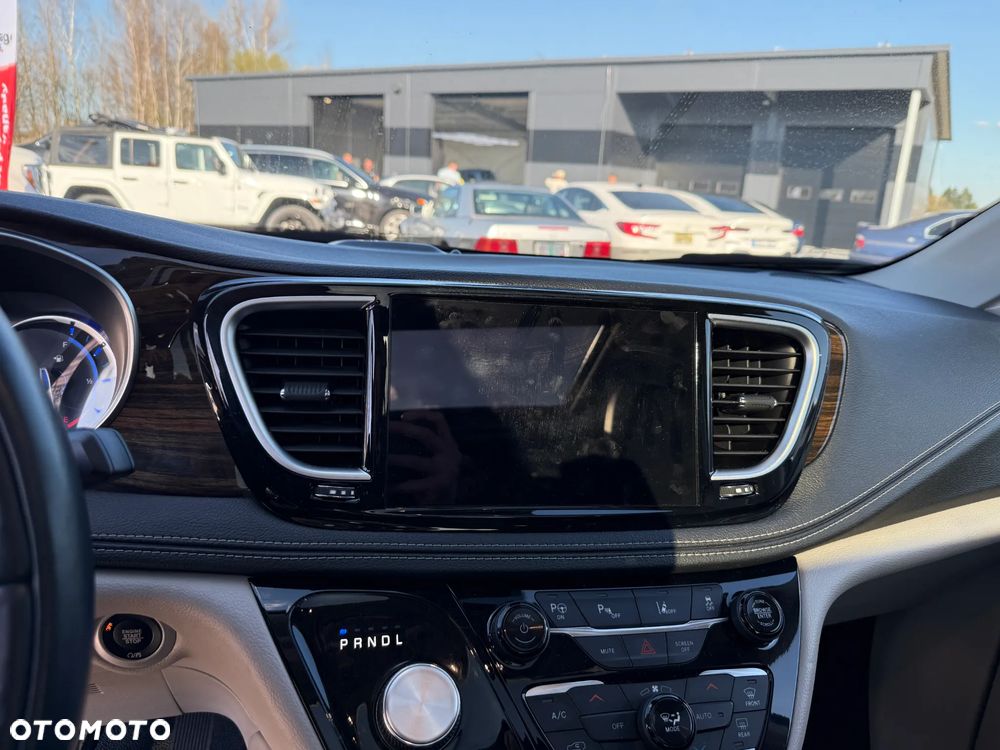Chrysler Pacifica - 12