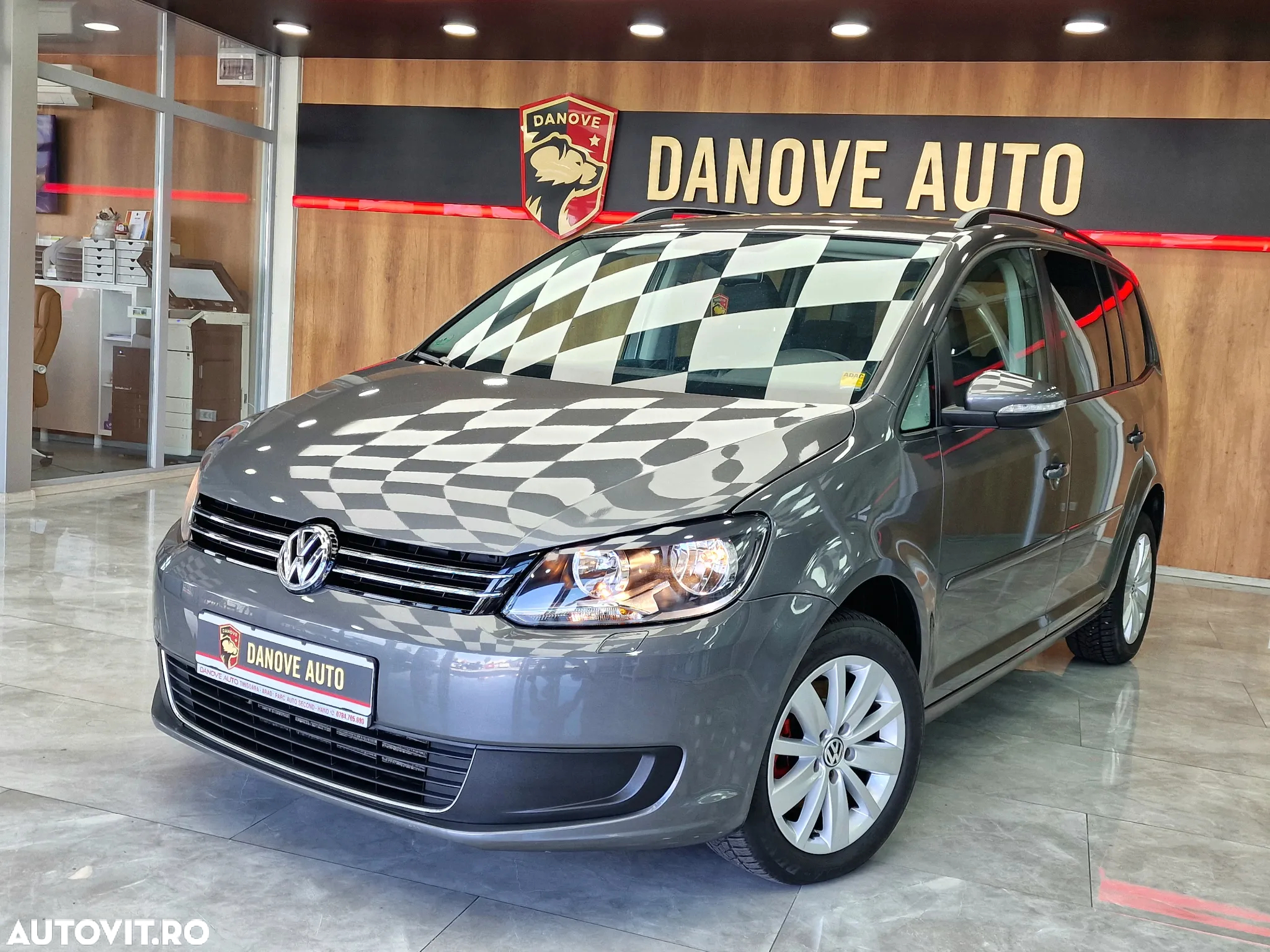 Volkswagen Touran 2.0 TDI DSG Trendline - 9