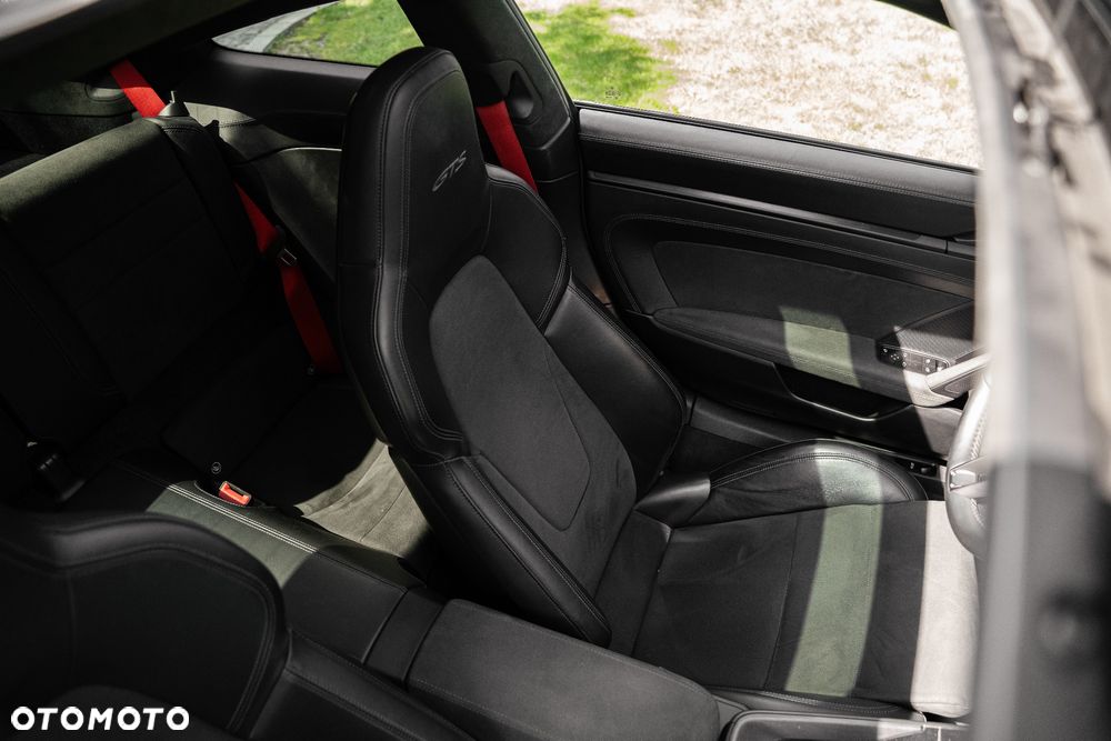 Porsche 911 Carrera 4 GTS - 32