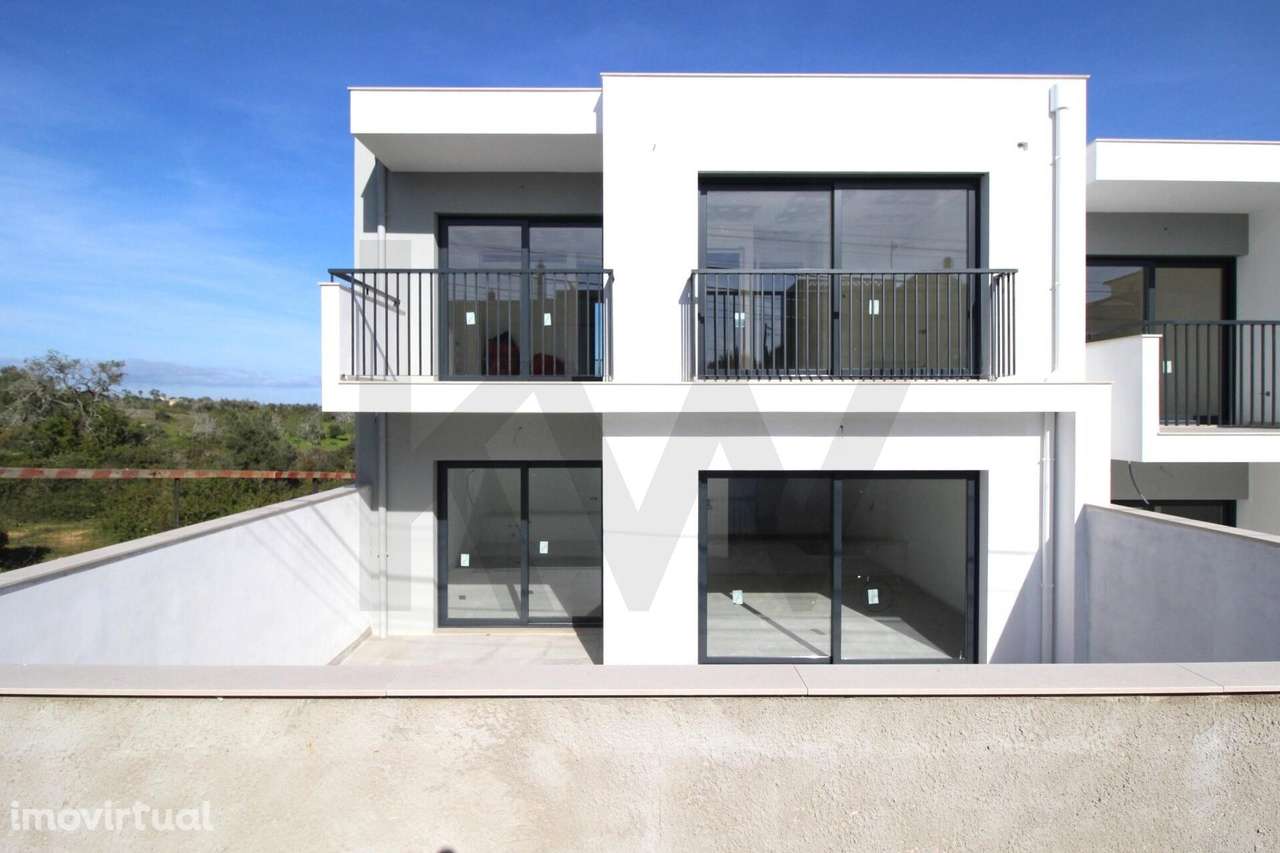 MORADIA T3, NOVA, CONTEMPORÂNEA, PERTO DA PRAIA, GARAGEM, ARMAÇÃO DE P - Grande imagem: 2/24