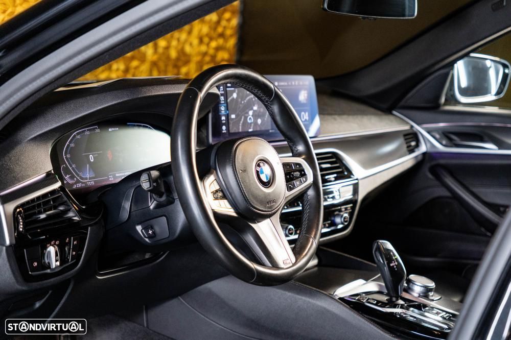 BMW 530 e Pack Desportivo M - 16