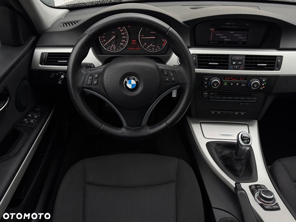 BMW Seria 3 318d Touring - 9